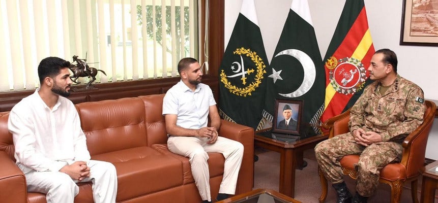 Army Chief Meets Mma Champion Shahzaib Lindh And Boxer Amir