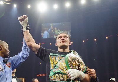 Oleksandr Usyk Stays Composed